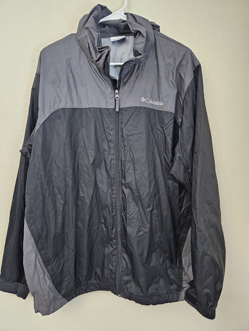 Columbia Men's Black and Gray Lightweight Windbreaker Size L